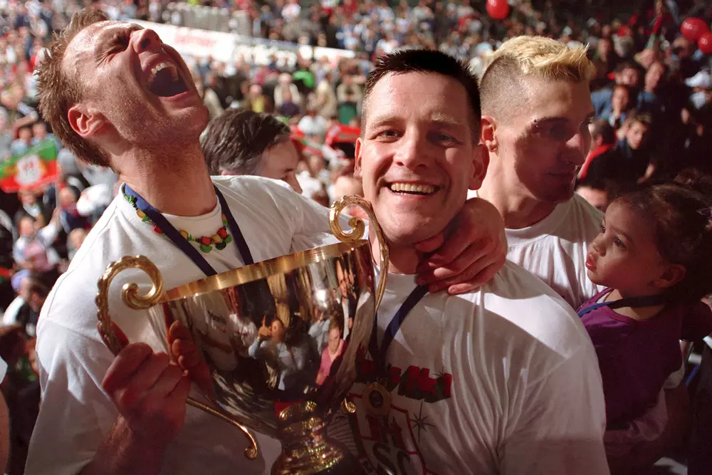 Olafur Stefansson und Trainer Alfred Gislason mit dem Champions-League-Pokal