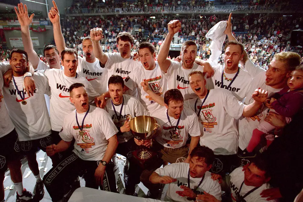 Der SC Magdeburg feiert den Sieg der Champions League 2001/2002