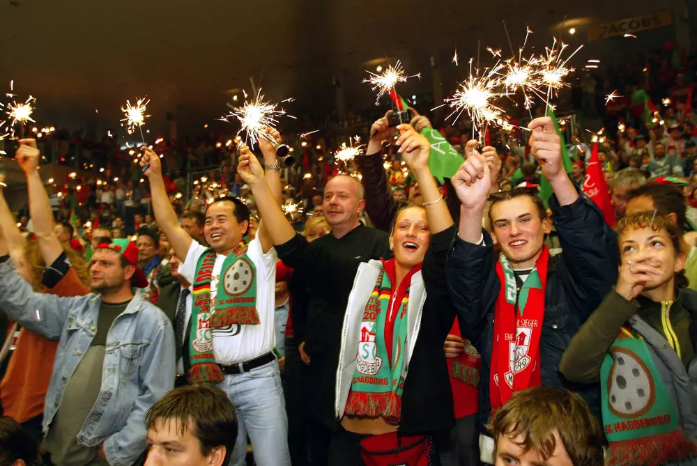 Fans sorgen mit Wunderkerzen für Stimmung Champions League 2001/2002