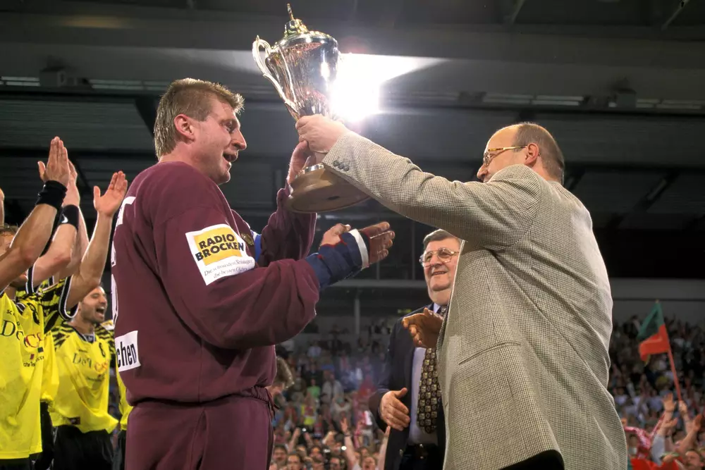 Torwart Gunnar Schimrock nimmt den Pokal von DHB-Präsident Bernd Steinhauser entgegen.