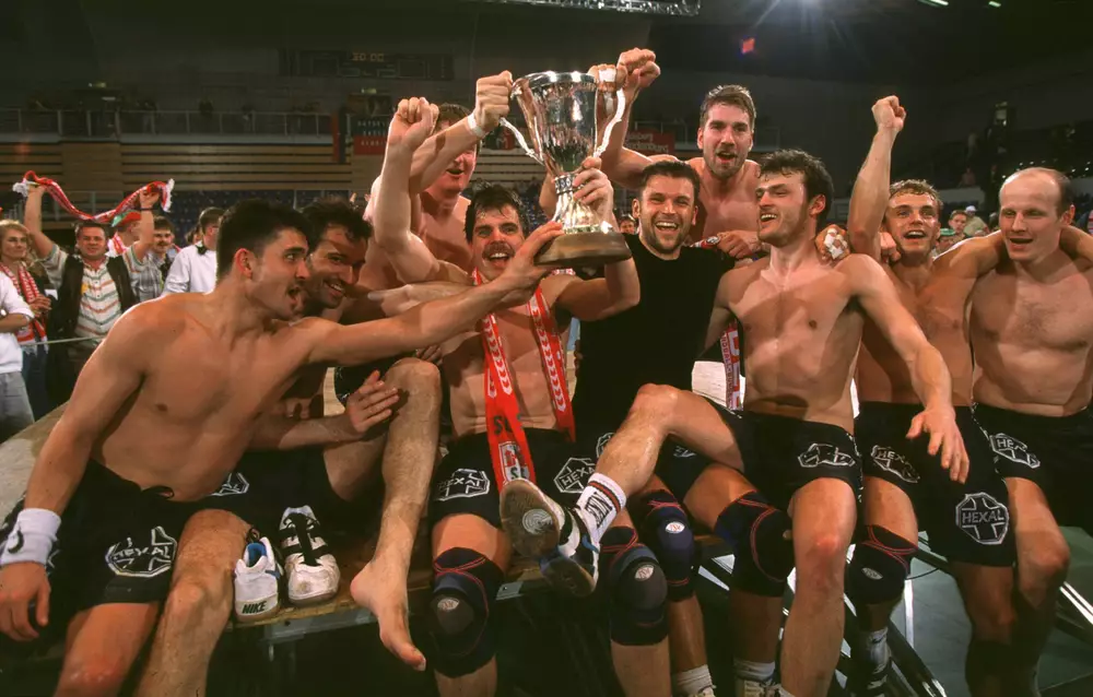 Siegesjubel SC Magdeburg - v.li. Erik Göthel, Robert-Ioan Licu, Jens Fiedler, Andreas Fink, Andreas Rastner, Heiner Benecke, Sven Liesegang, Uwe Seidel und Tomasz Lebiedzinski feiern.
