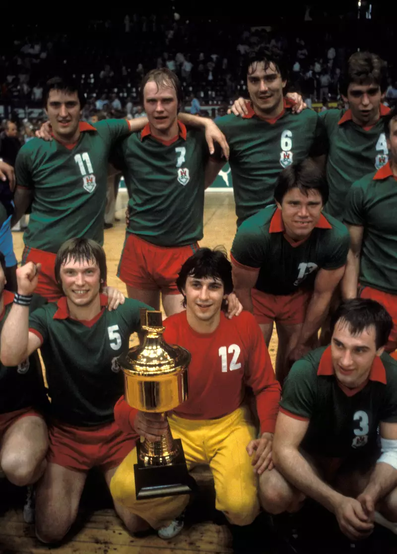 Historisches Foto: Spieler des SC Magdeburg posieren stolz mit dem gewonnenen Europapokal auf dem Spielfeld.