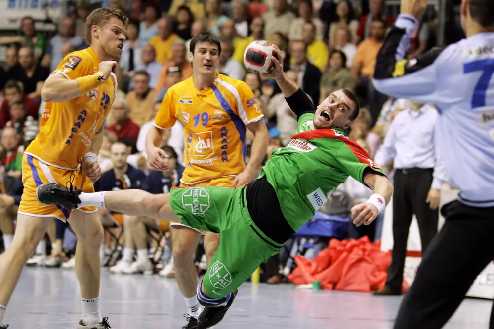 SCM-Spieler Bartosz Jurecki wirft sich im EHF-Cup-Finale 2006/2007 im Flugwurf an der gegnerischen Abwehr vorbei.