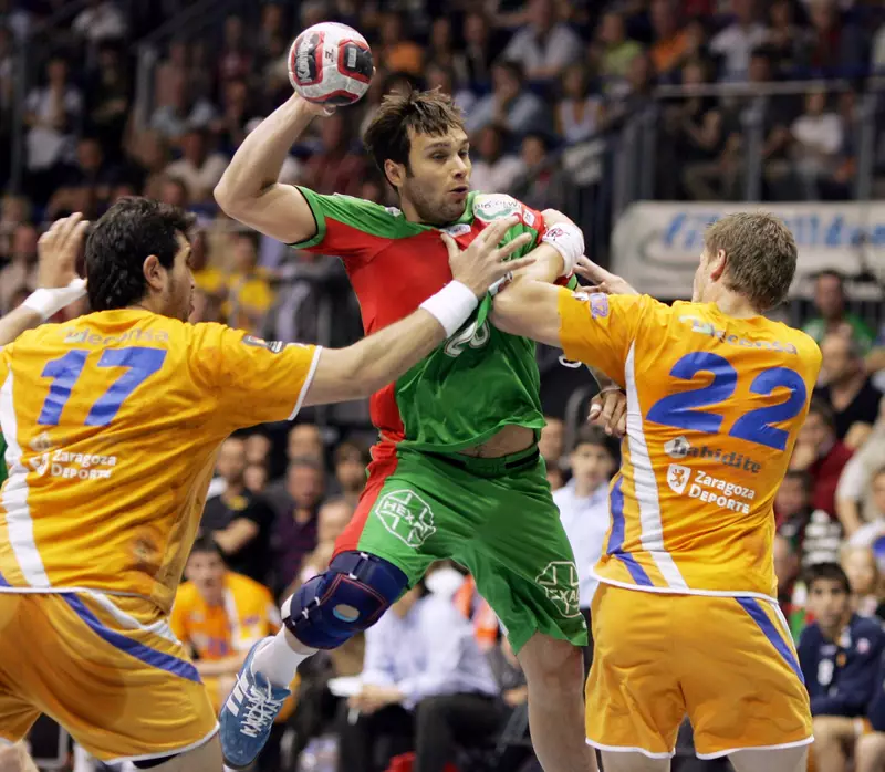 SCM-Spieler Oleg Kuleschow im Sprungwurf gegen zwei Verteidiger von Aragón im EHF-Cup-Finale 2006/2007.