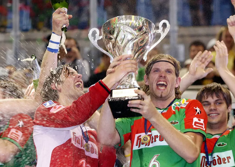 Silvio Heinevetter und Grzegorz Tkaczyk präsentieren den EHF Pokal