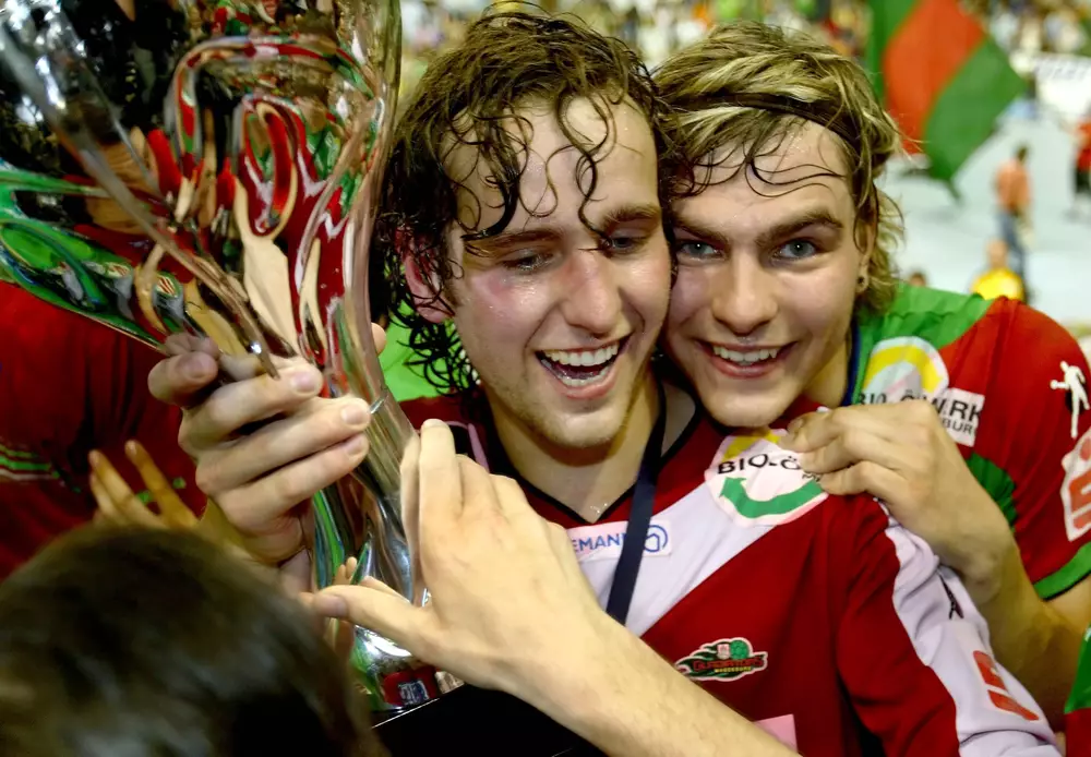 Silvio Heinevetter und Christoph Theuerkauf präsentieren nach dem Gewinn des EHF Cup 2006/2007 die Trophä