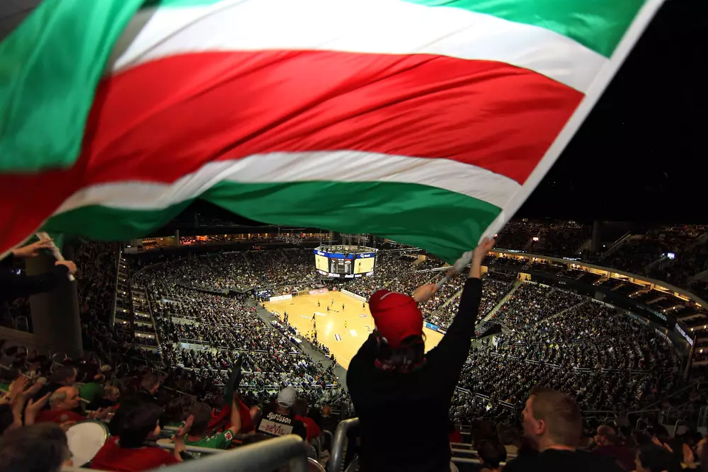 Fan schwenkt eine riesige Fahne in der Berliner O2 World Arena