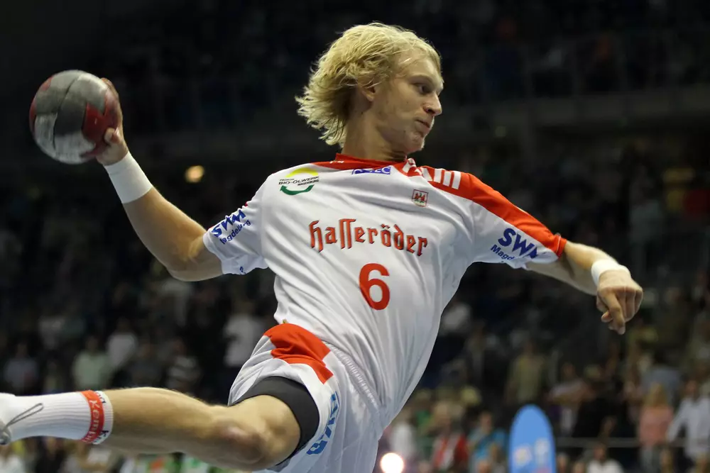 SCM-Spieler Matthias Musche im spektakulären horizontalen Flugwurf mit dem Ball in der Hand.