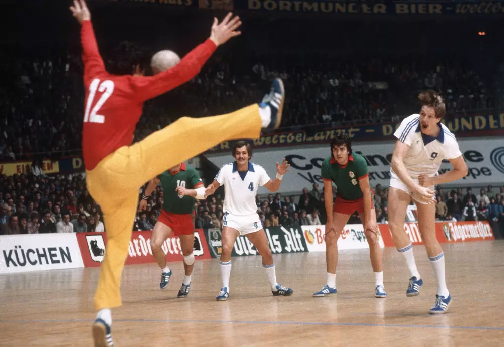 SCM-Torwart Wieland Schmidt wehrt einen Ball mit einer spektakulären Spagat-Parade ab.