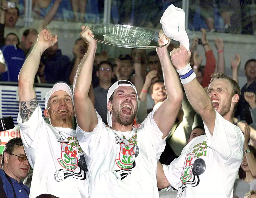 Stefan Kretzschmar, Steffen Stiebler und Olafur Stefansson, von links nach rechts, jubeln mit der Meisterschale nach der Ehrung als Deutscher Meister in Magdeburg am Sonntag, 20. Mai 2001.