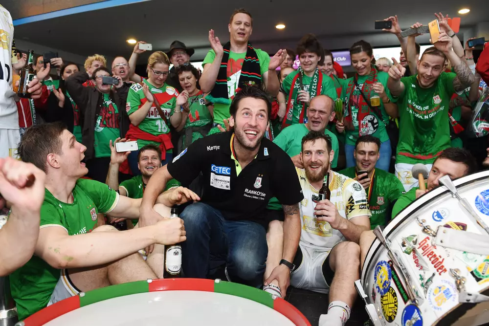 Final4 - 15/16 Bennet Wiegert feiert mit den Fans im Foyer der Arena