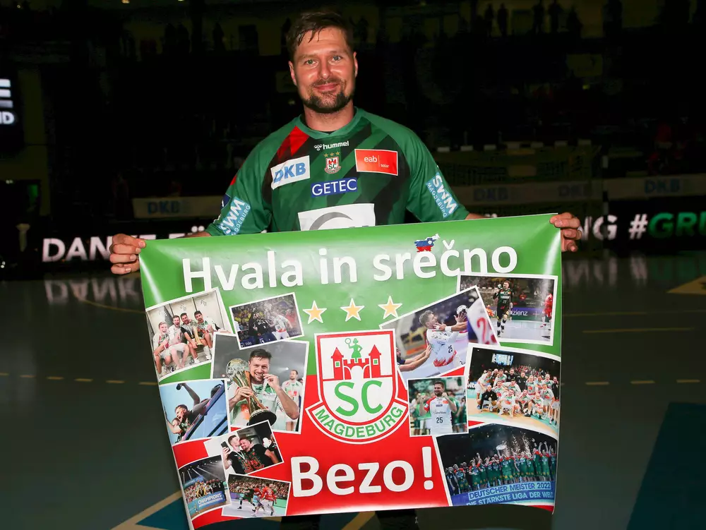 Marko Bezjak mit Fanplakat bei Verabschiedung am 08.06.2023