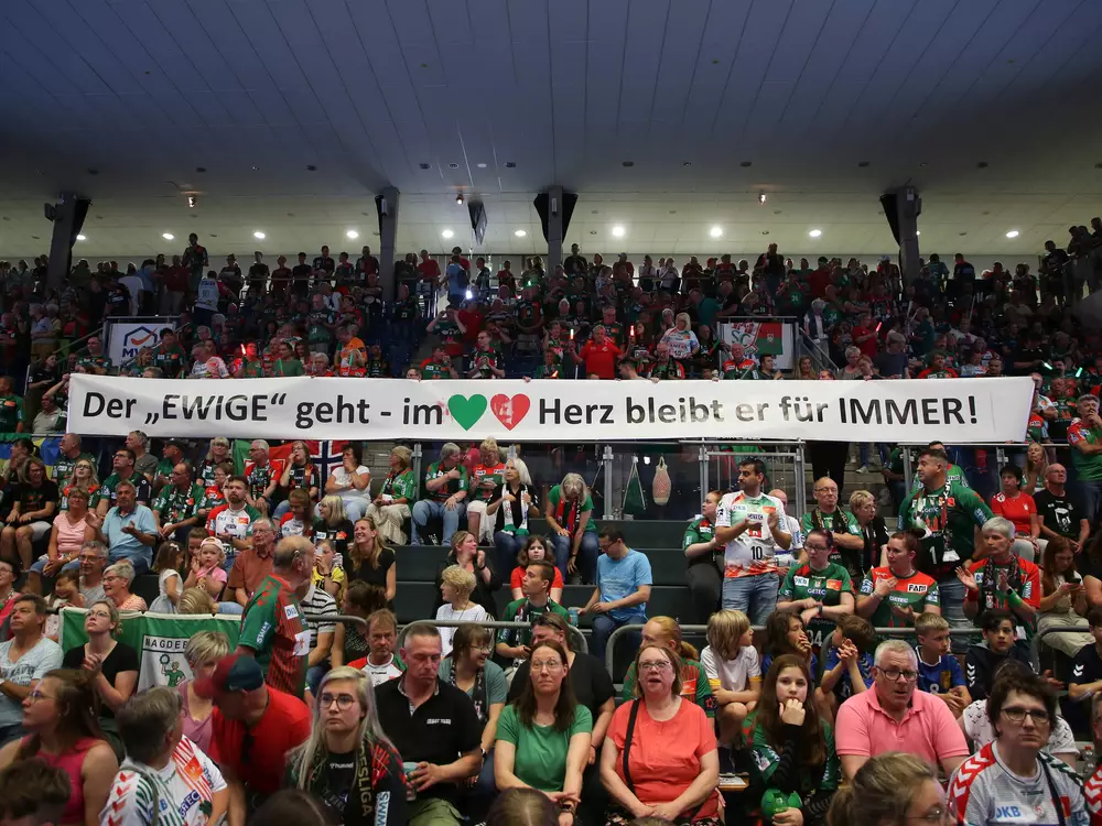 Abschiedsbanner der SCM-Fans für Marko Bezjak auf der Tribüne.