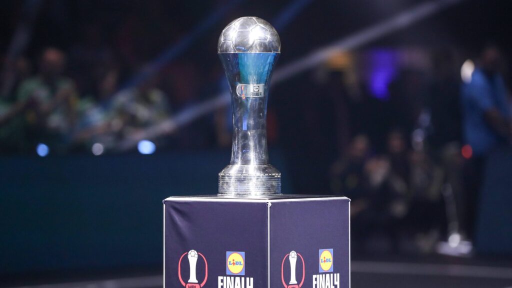 Handball DHB Pokal Symbolfoto, Symbolbild Pokal, Cup, Trophäe