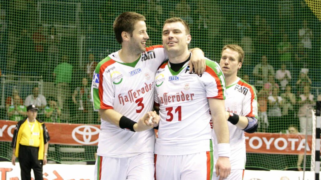 Bildnummer: 07740128 Datum: 23.04.2011 Copyright: imago/Christian Schroedter Jubel - Bennet Wiegert (li.) und Bartosz Jurecki (SC Magdeburg) - 1. Handball Bundesliga Punktspiel Herren Saison 2010-11 - SC Gladiators Magdeburg vs. HSG Wetzlar (Grün) in der Bördelandhalle Magdeburg - Einzelbild,Aktion,23.04.2011,Deutschland; Herren Handball Ger 1. BL 2010 2011 Magdeburg vdig xdp 2011 quer o0 Jubel, Freude Image number 07740128 date 23 04 2011 Copyright imago Christian Schroedter cheering Bennet Wiegert left and Bartosz Jurecki SC Magdeburg 1 Handball Bundesliga Point game men Season 2010 11 SC Gladiators Magdeburg vs HSG Wetzlar Green in the Bördelandhalle Magdeburg Single Action shot 23 04 2011 Germany men Handball ger 1 BL 2010 2011 Magdeburg Vdig 2011 horizontal o0 cheering happiness