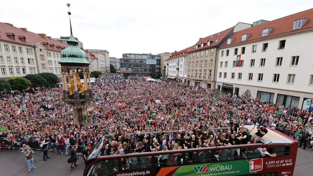 Mannschaft Fans Bus Rathausbalkon Champions League 2026